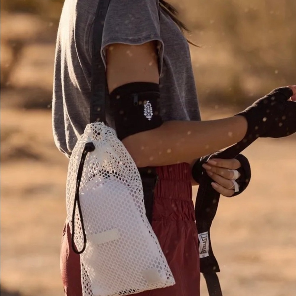 Free People FP Movement Mini Mesh Sling Bag NWT - Picture 3 of 6